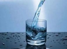 一喝水就尿的人，多喝水不尿的人，什么样的肾功能比较好？