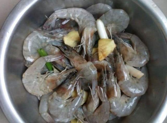 煮虾时，不要直接在锅里煮。记住这三点，虾肉嫩q弹没有腥味。 