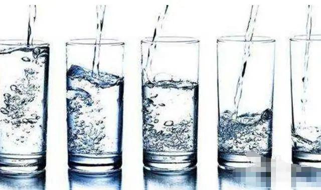 一喝水就尿的人，多喝水不尿的人，什么样的肾功能比较好？ 
