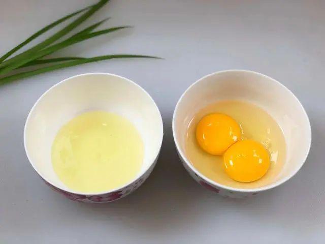 张文泓医生提醒说，每天“吃一个鸡蛋，喝两杯水”可以提高免疫力，减少疾病。 