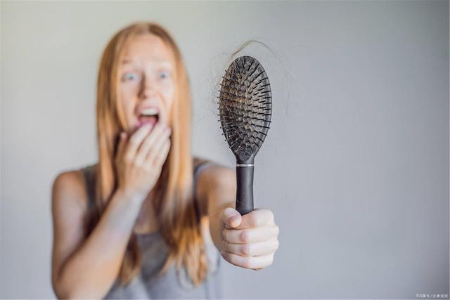 这么年轻怎么掉头发？你可能缺少这五种维生素。弥补他们作为控制。 
