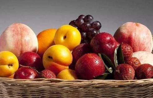 老年人这样吃水果，补充四种营养，促进肠道吸收，身心健康。 