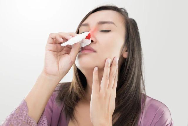 春天鼻子出血的原因是什么？三个原因告诉我应该补充维生素。 